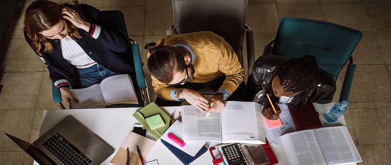 Immagine di persone che studiano